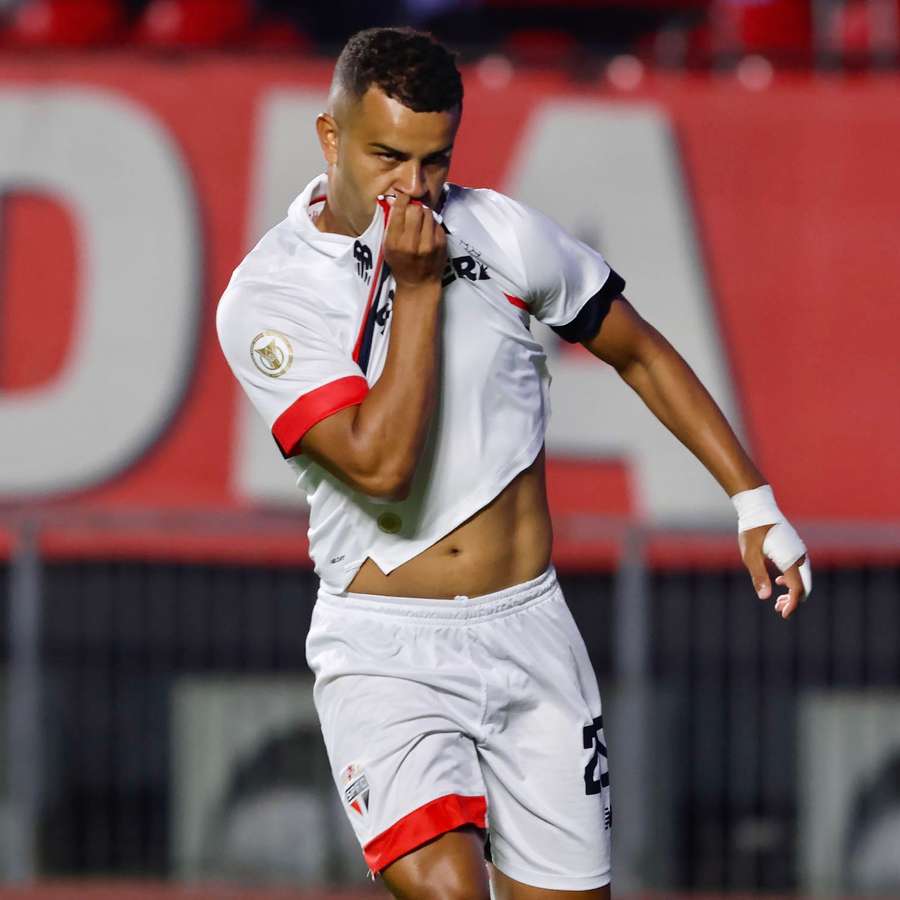Alisson marcou o primeiro gol da vitória do São Paulo
