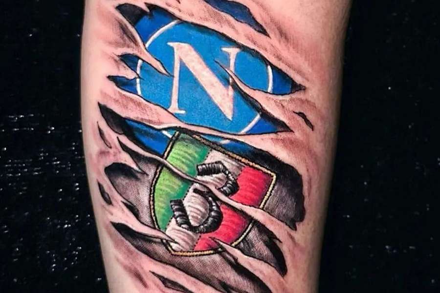 Spalletti sfoggia il tatuaggio dello Scudetto Spalletti sfoggia il tatuaggio dello Scudetto