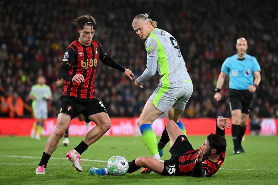 Bournemouths Alex Scott und Adam Smith unter Druck von Man Citys Erling Haaland (Mitte)