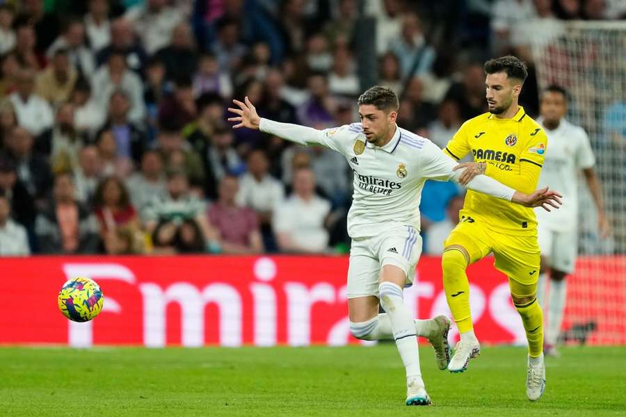 Madrid's Valverde en Villarreal's Baena in duel tijdens de wedstrijd op 8 april