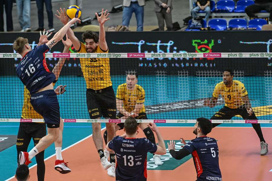 Zawodnik Bogdanki LUK Lublin Fynnian McCarthy (2L) Mateusz Poręba (L) z ZAKSY Kędzierzyn-Koźle