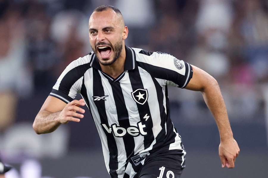 Arthur Cabral fez três gols na vitória do Botafogo sobre o Corinthians, pelo Brasileirão Arthur Cabral fez três gols na vitória do Botafogo sobre o Corinthians, pelo Brasileirão