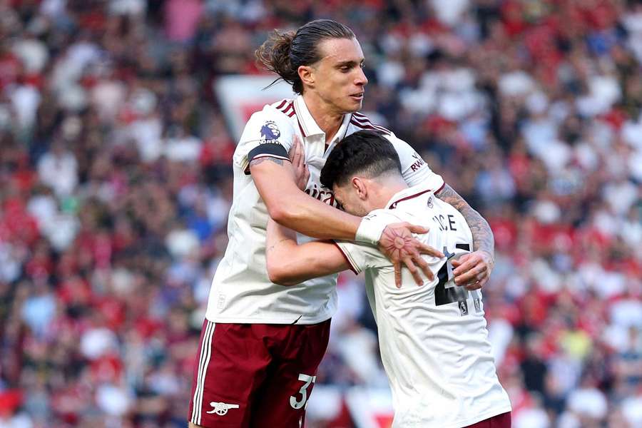 Calafiori é celebrado por Rice após gol em Old Trafford