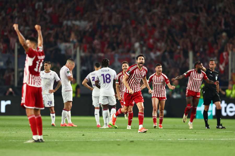 Olympiacos venceu a Fiorentina, após prolongamento, na final da Liga Conferência