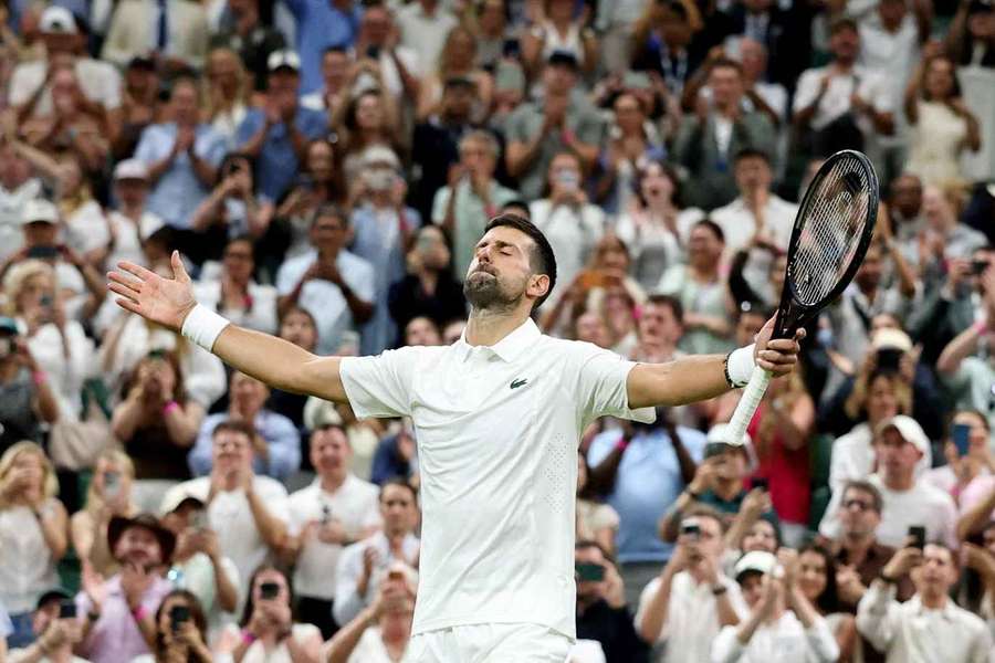Djokovic lässt sich feiern Djokovic lässt sich feiern