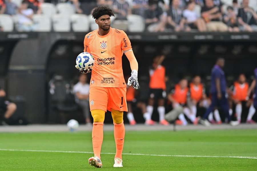 AC Milan see Corinthians keeper Souza as Maignan successor