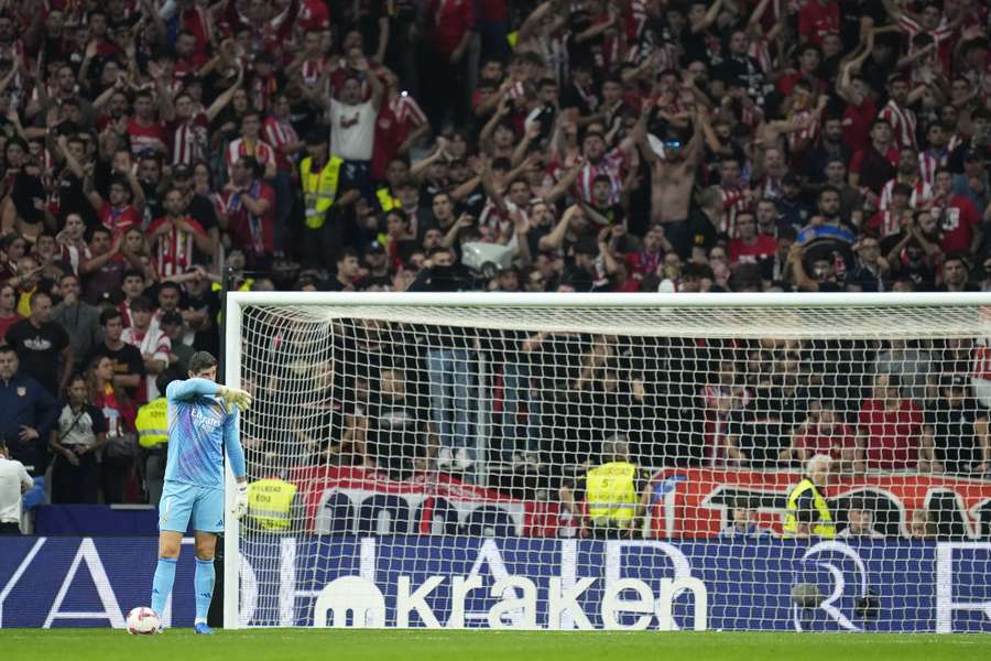 Courtois no Metropolitano durante o jogo entre o Atlético de Madrid e o Real Madrid