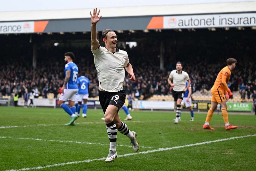 Ben Waine slaví postupovou trefu proti Sunderlandu.