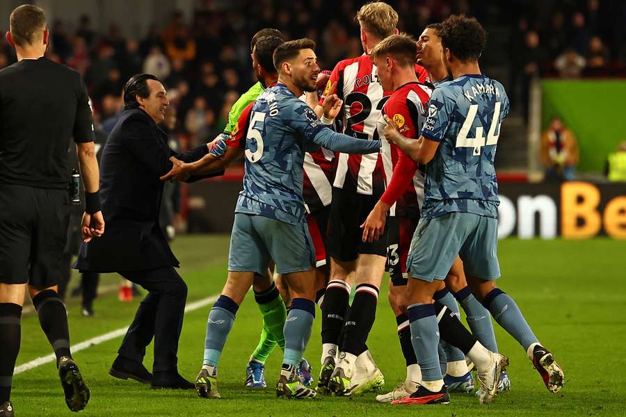 Los jugadores del Aston Villa y el Brentford se enfrentan al final de su partido de la Premier League.