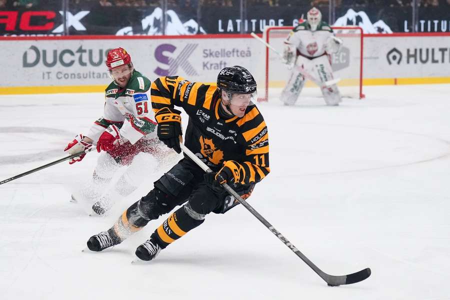 A 6-1 win for Skelleftea saw them cruise into the top six A 6-1 win for Skelleftea saw them cruise into the top six