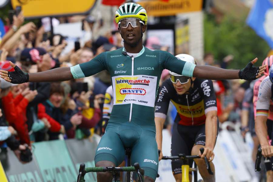 Girmay wint in Colombey-les-Deux-Églises