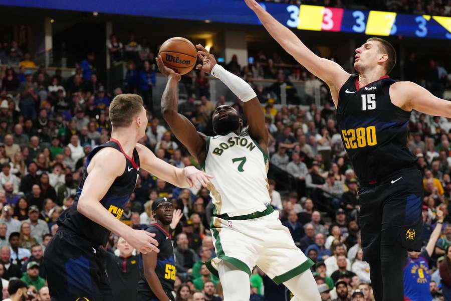 Denver y Celtics se enfrentan en la NBA.