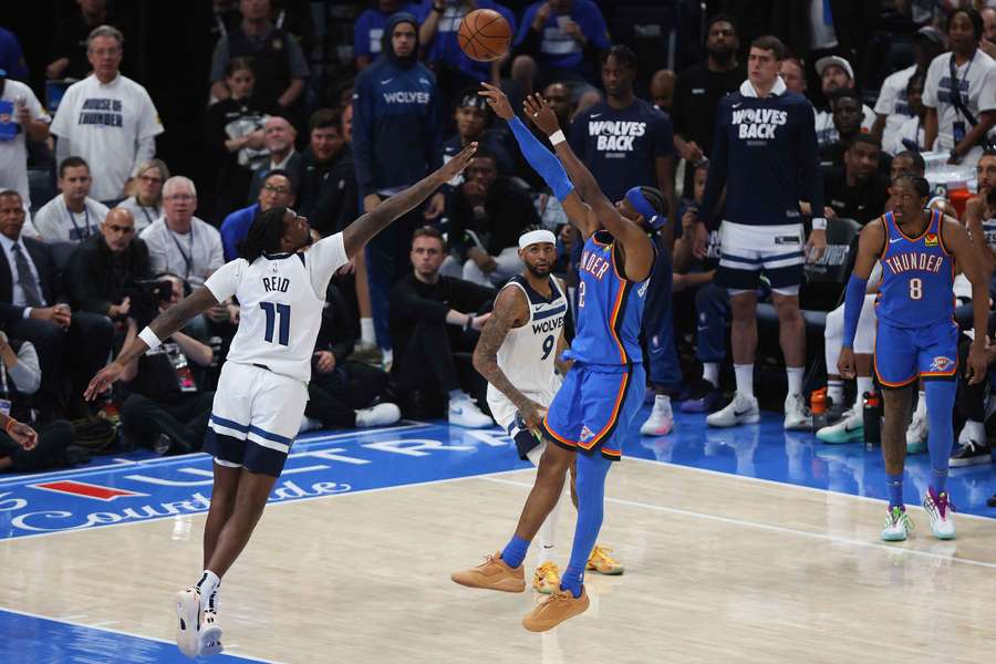 Gilgeous-Alexander tira in sospensione
