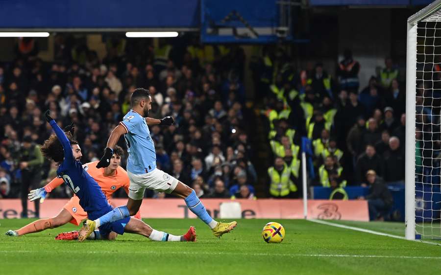 Mahrez marcou nos dois confrontos recentes contra o Chelsea