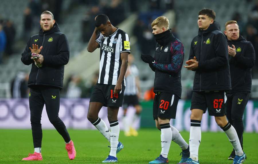 Jogador do Newcastle United parece abatido após o jogo com o Milan