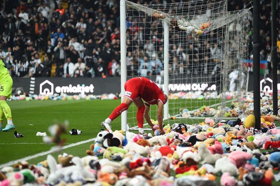 Fanii lui Besiktas au aruncat mii de jucării pe teren pentru copiii afectați de cutremur