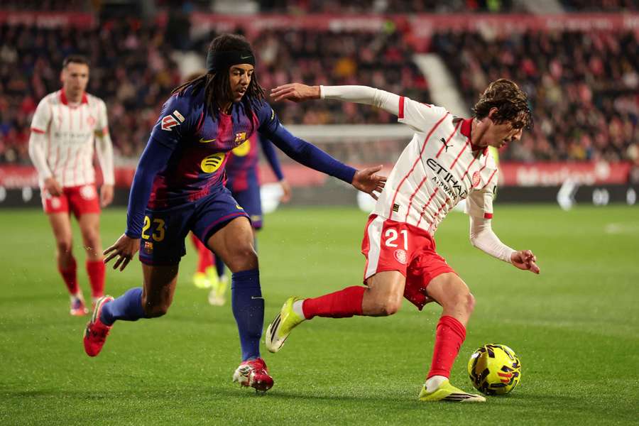 Bryan Gil, en una acción con Koundé