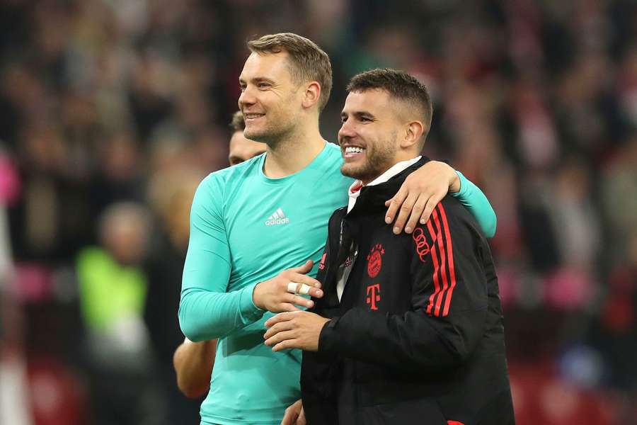 Lucas Hernandez (à direita) com o capitão do Bayern, Neuer