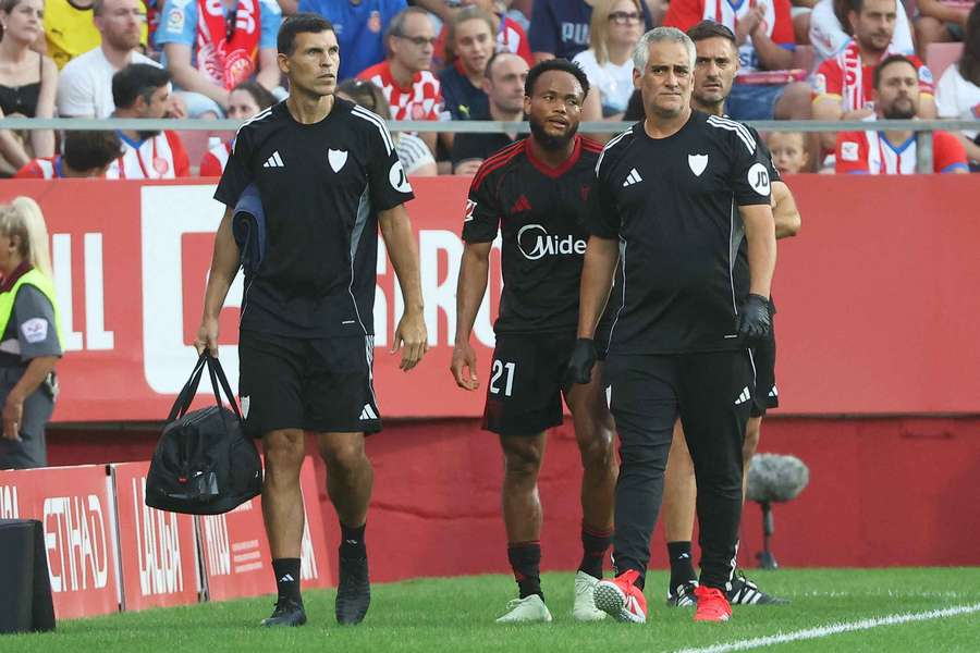 Ejuke abandona el césped por lesión