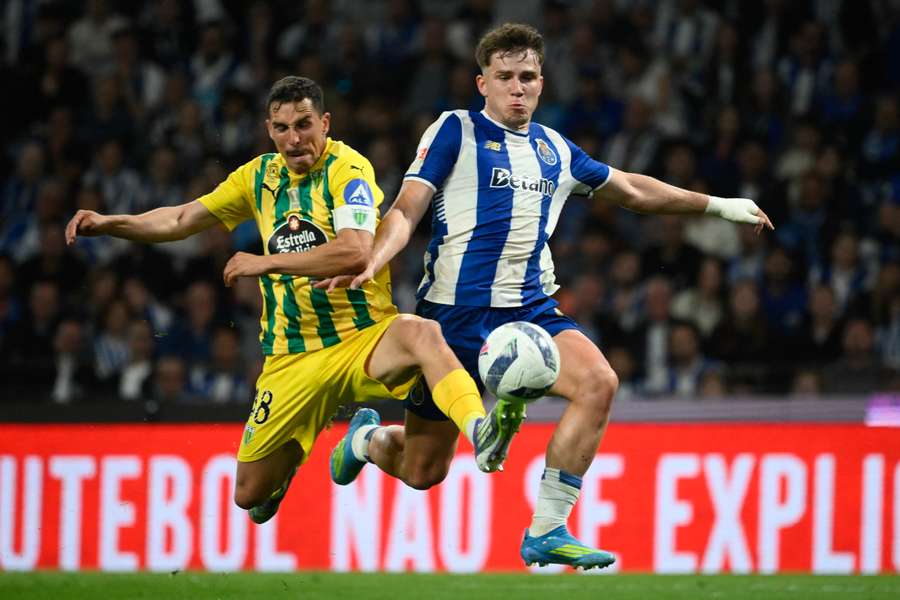 Tiago Manso foi providencial ao negar o golo neste lance