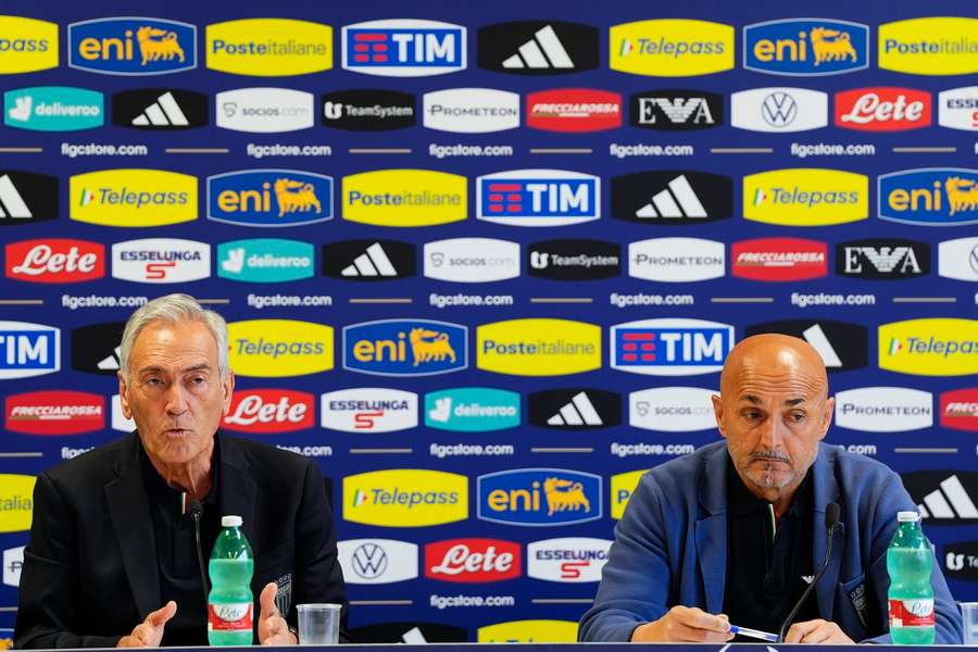 Gabriele Gravina en Luciano Spalletti tijdens de persconferentie op zondag