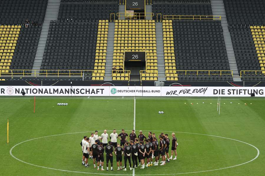 Seleção alemã treinando no palco do amistoso, em Dortmund