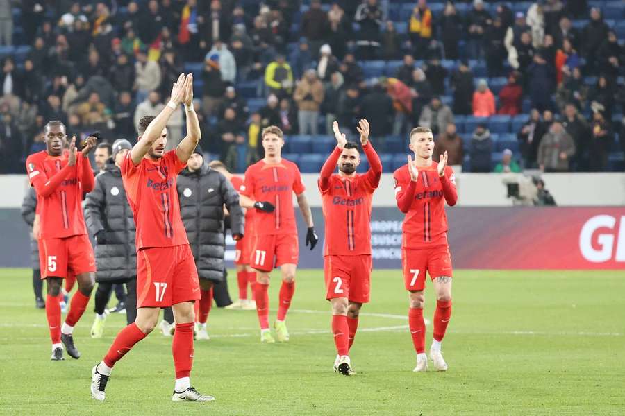 Jucătorii FCSB salută fanii la Hoffenheim