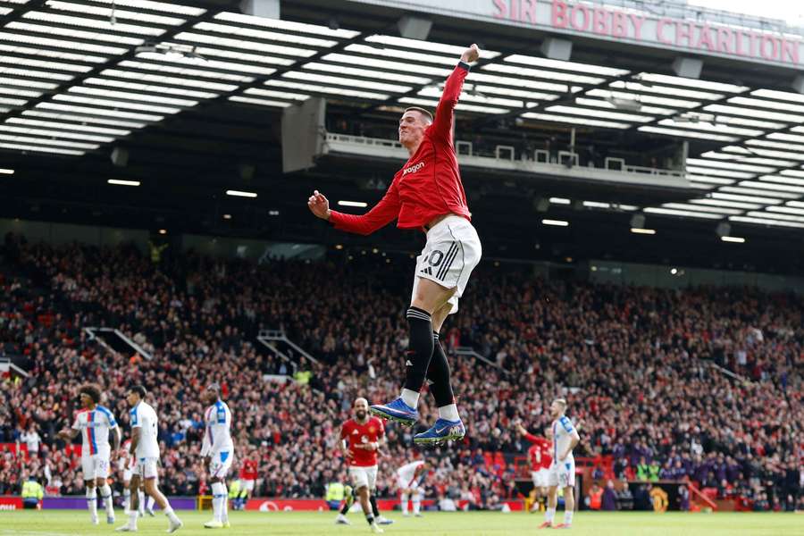 Benjamin Šeško esulta dopo aver segnato il secondo gol