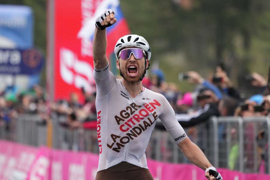 Aurélien Paret-Peintre remporte sa 1re étape sur un Grand Tour