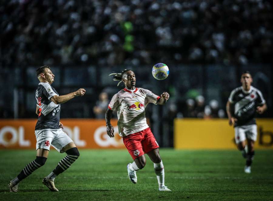 Vasco e Bragantino fizeram jogo movimentado em São Januário