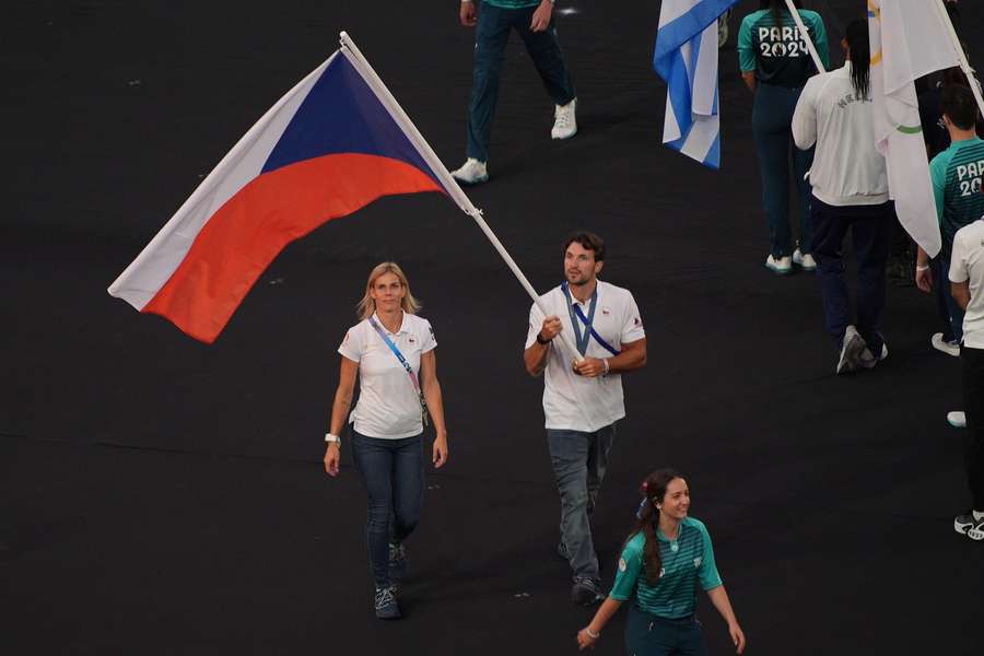 Českou vlajku na slavnostním zakončení her nesli Martin Fuksa a Nikola Ogrodníková.