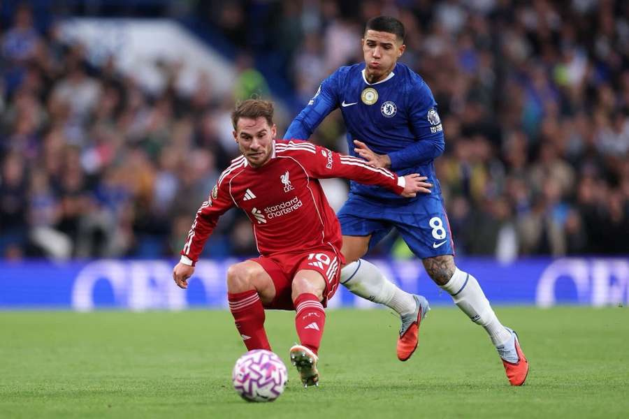 Enzo Fernández y Mac Allister pugnan por el balón