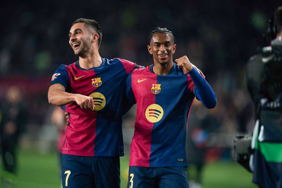 Útočník Ferrán Torres (vlevo) vstřelil úvodní branku Barcelony.