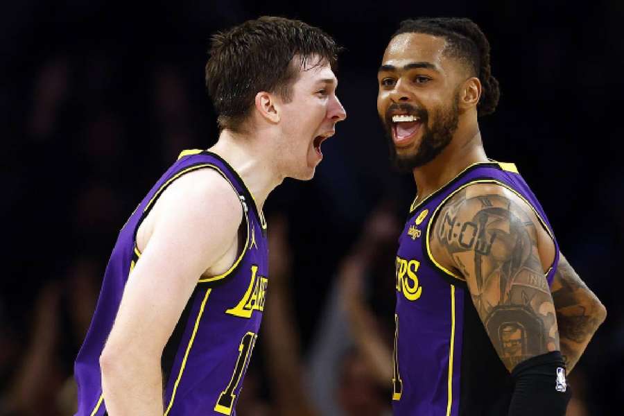 Austin Reaves e D'Angelo Russell celebram vitória dos Lakers