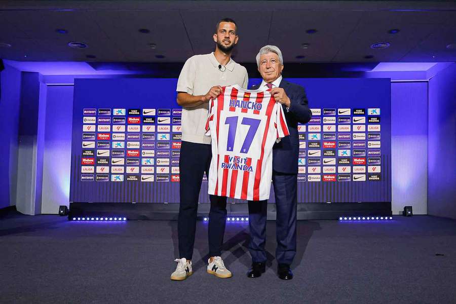 Hancko, junto al presidente del Atlético, Enrique Cerezo