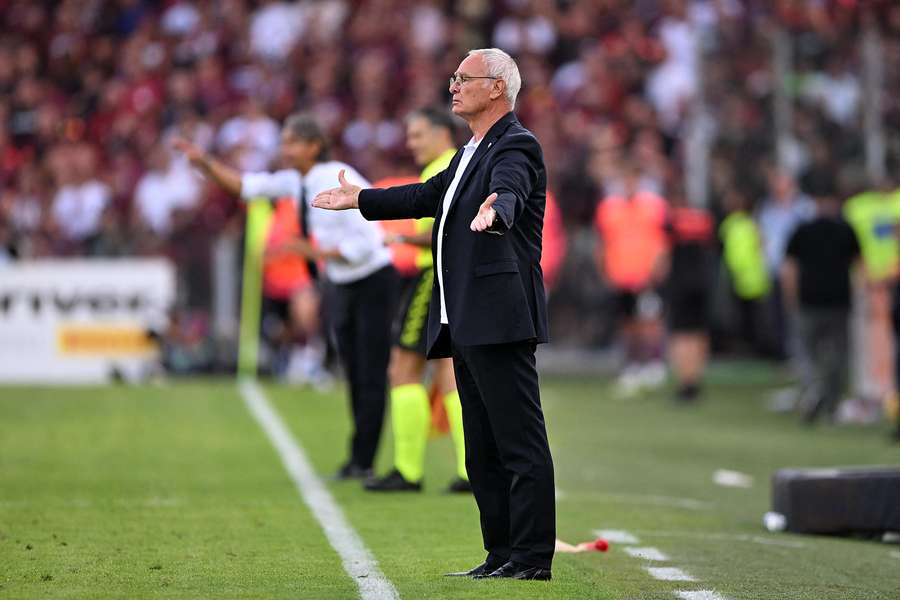 Claudio Ranieri no banco do Cagliari Claudio Ranieri no banco do Cagliari