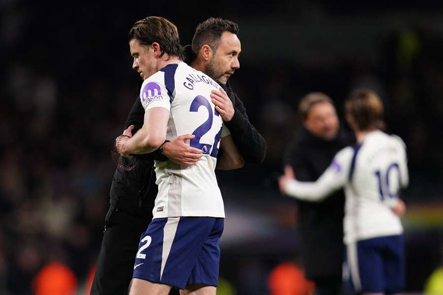 Roberto De Zerbi e Conor Gallagher al fischio finale della partita di Premier League tra Tottenham Hotspur e Leeds United