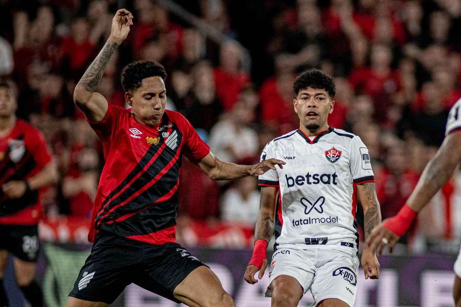 Athletico-PR e Vitória se enfrentam neste domingo (26) em Curitiba