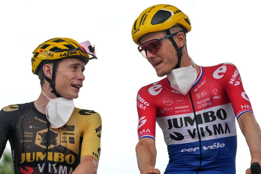 Van Baarle en Vingegaard tijdens de zesde etappe van de Tour op 6 juli
