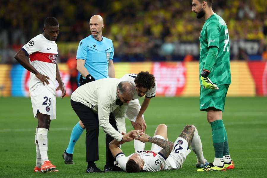 Lucas Hernández saiu lesionado do jogo com o Dortmund