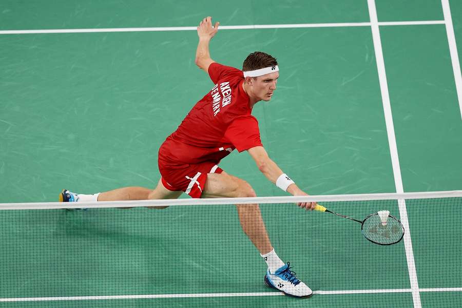 Axelsen klar til OL-semifinale efter dominerende indsats mod singaporeaner