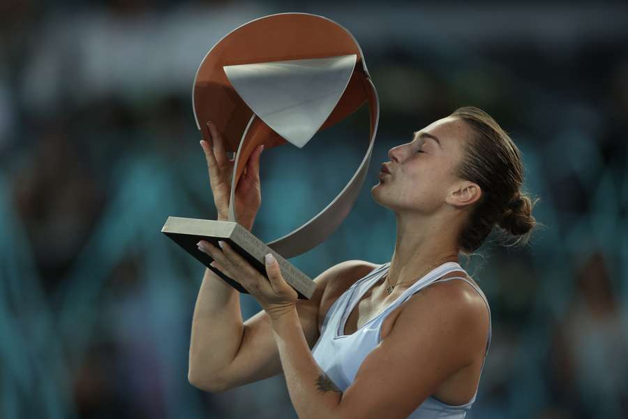 Aryna Sabalenka poseert met de trofee