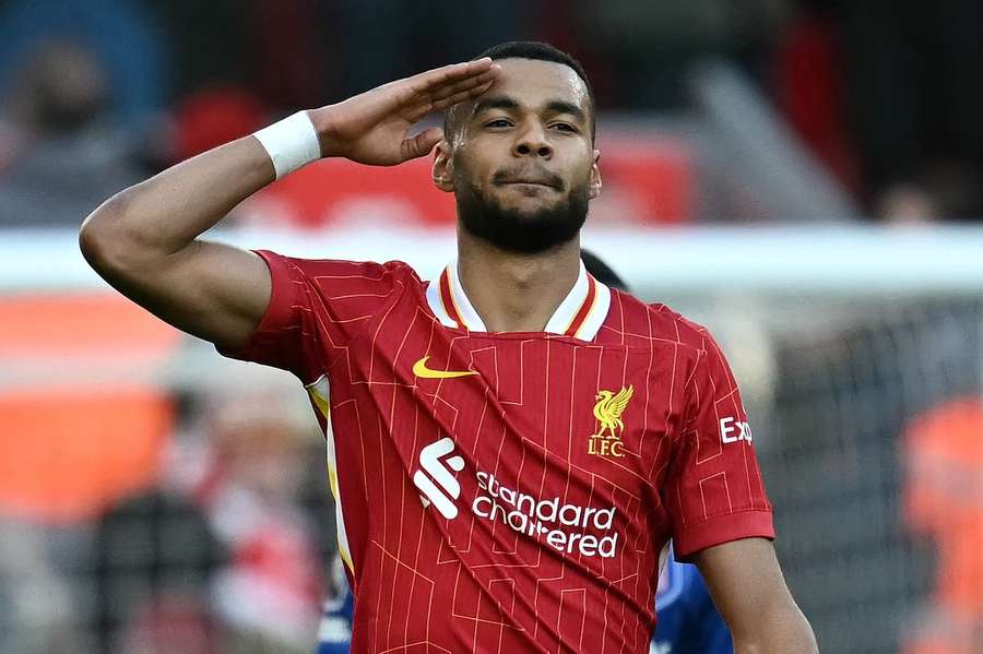 Gakpo deixou dois na tranquila vitória em Anfield