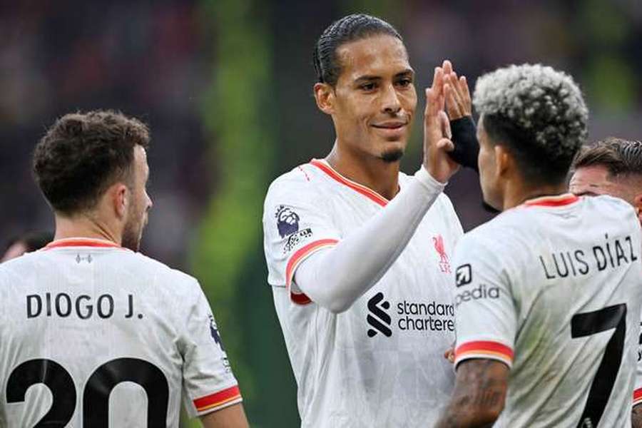 Luis Díaz bisou no triunfo do Liverpool em Old Trafford