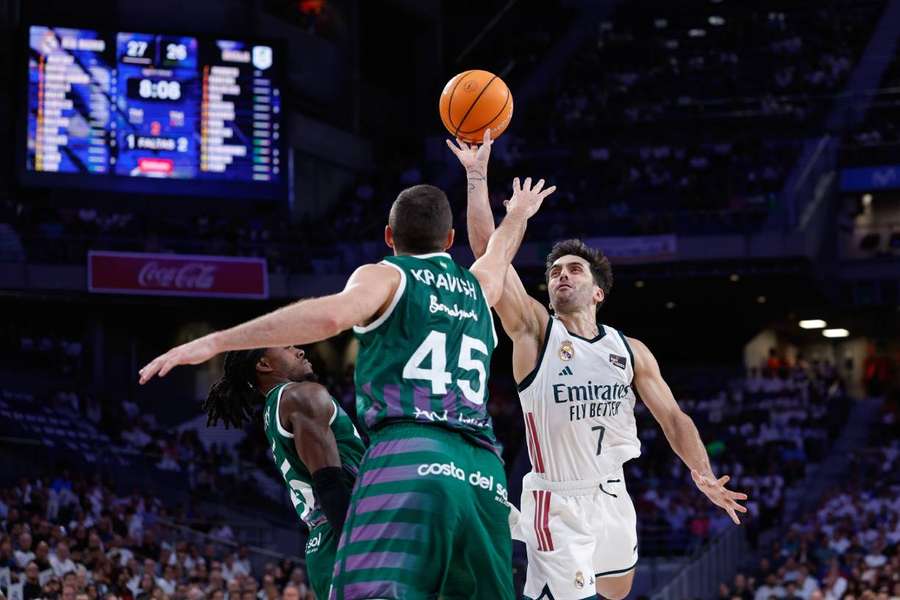 Campazzo, lanzando a canasta Campazzo, lanzando a canasta
