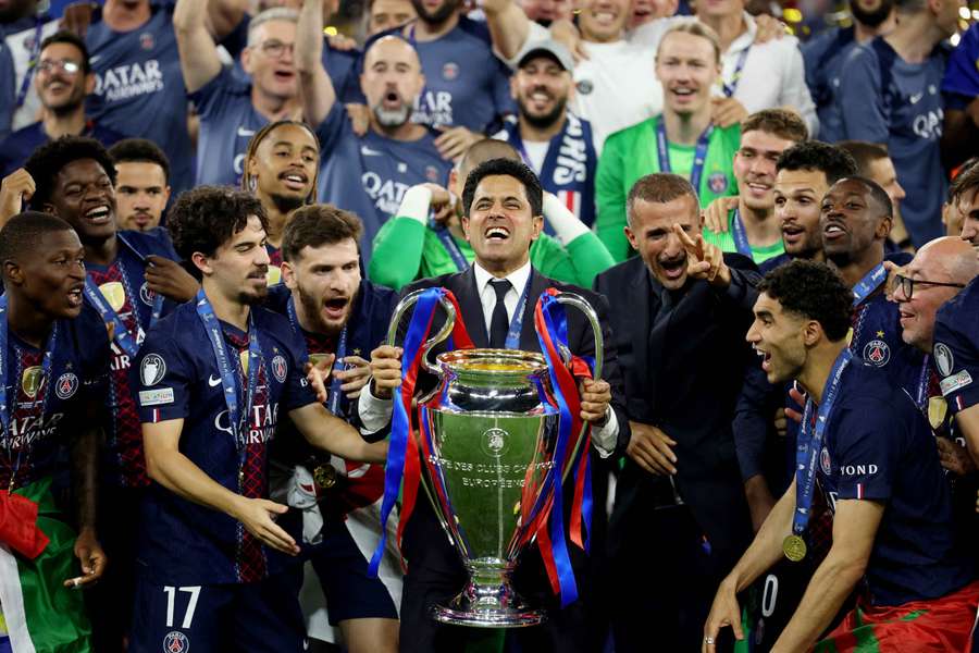 El presidente del PSG, Nasser Al-Khelaifi, levanta su segunda Champions