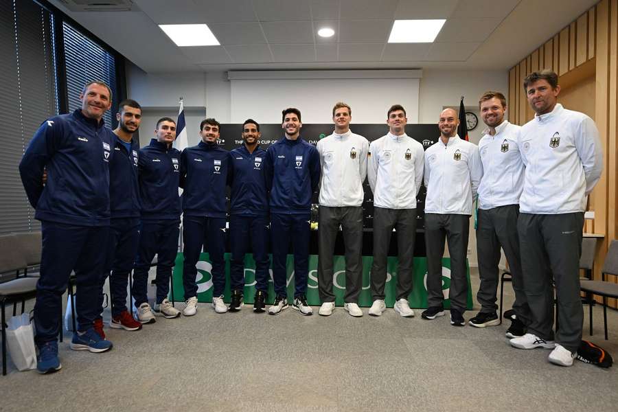 Die Teams aus Deutschland (l.) und SIrael trafen sich vor dem Davis-Cup-Match zu den Pressekonferenzen und gemeinsamen Fotos