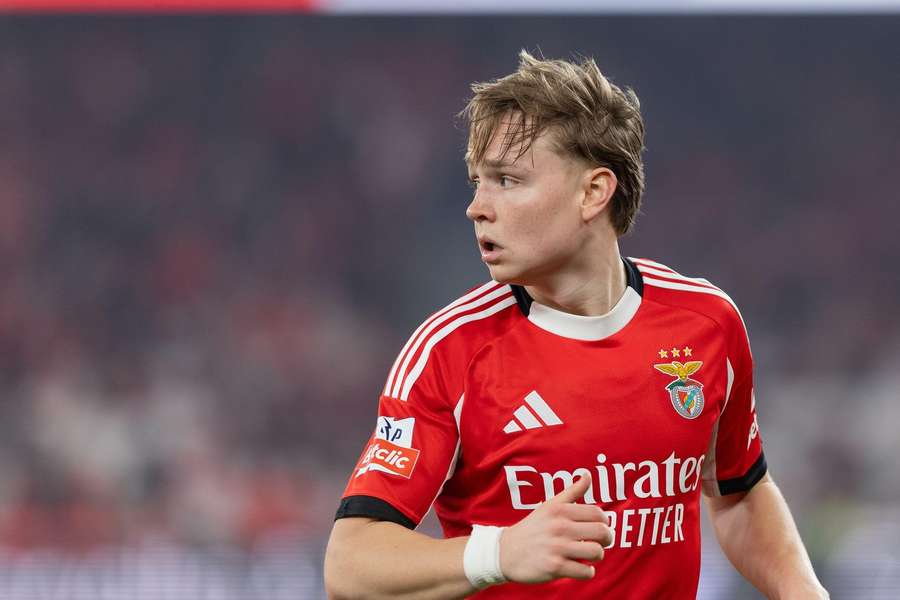 Andreas Schjelderup in action for Benfica this season