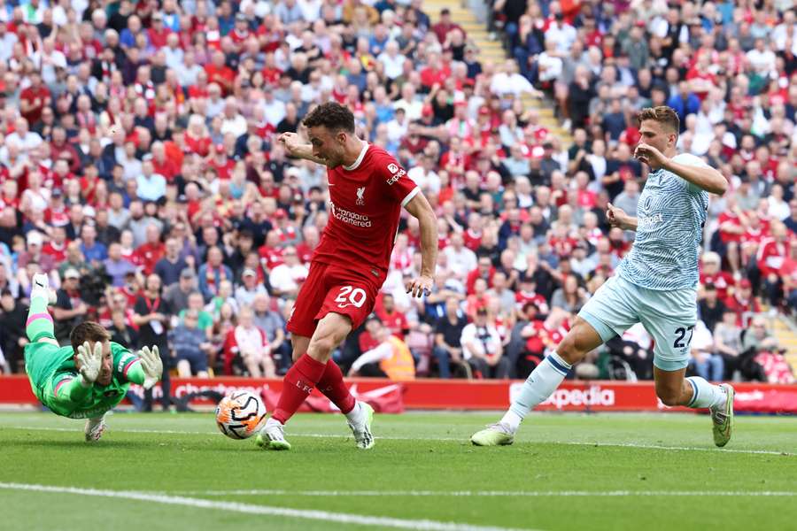 Liverpool wygrywa mimo problemów na starcie spotkania i czerwonej kartki