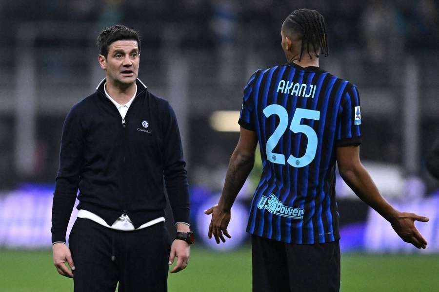 Cristian Chivu, alături de Manuel Akanji